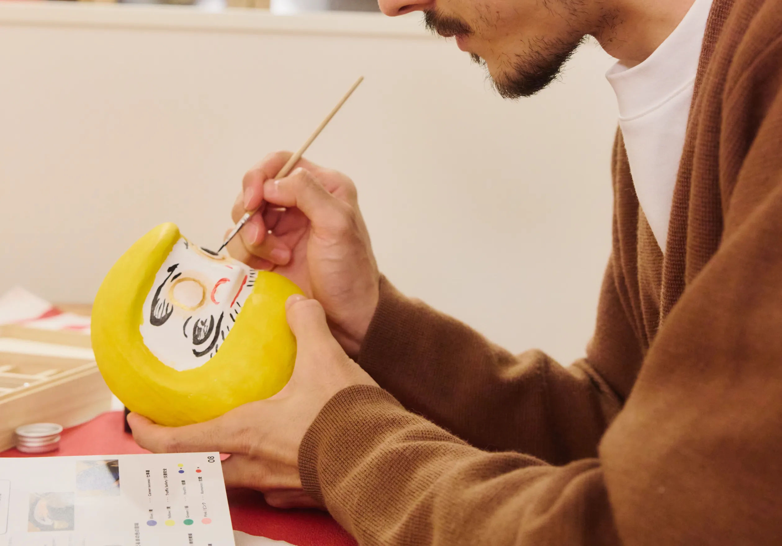 だるまの目入れをする参加者