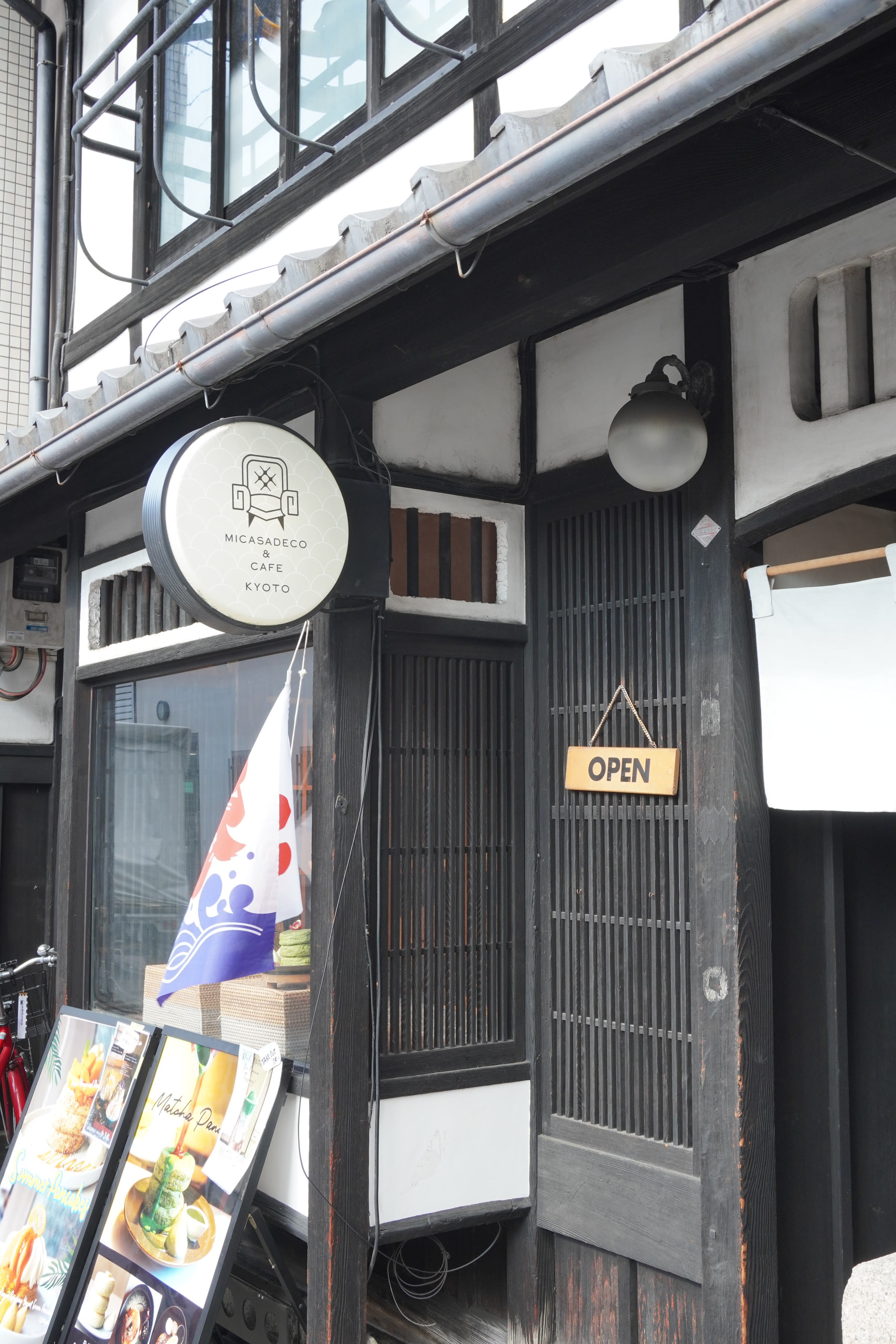 MICASADECO & CAFE京都店の入口と暖簾